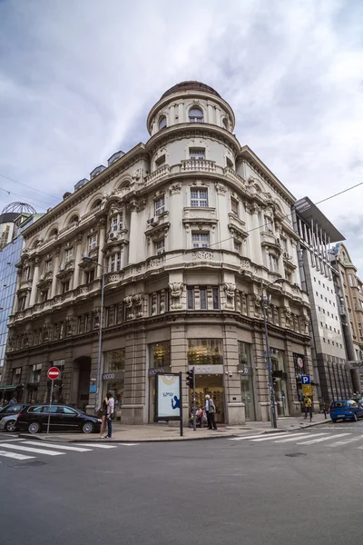 Détail architectural générique et vue sur la rue depuis le centre de Belgrade la capitale serbe — Photo