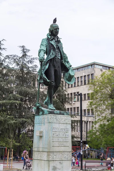 Vista do Parque Studentski (Parque Acadêmico) em Trg Studentski (Praça dos Estudantes, Avenida) com estátuas de importantes figuras sérvias — Fotografia de Stock