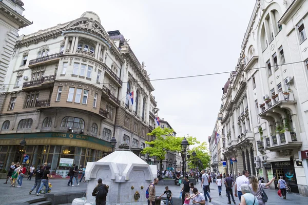 Vista de la calle Knez Mihailova, la calle comercial más famosa y uno de los destinos favoritos de los turistas en Belgrado — Foto de Stock