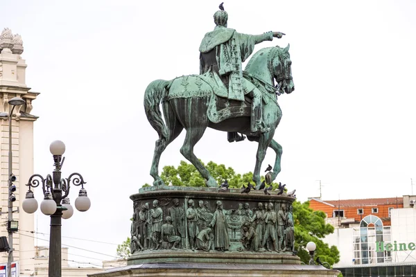 Praça da República (Trg Republike em sérvio) com antigos edifícios em estilo barroco, a estátua do Príncipe Miguel e o edifício do Museu Nacional — Fotografia de Stock