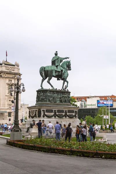 Площа Республіки (ТРГ Republike сербською мовою) з старими будівлями в стилі бароко, статую князя Михаїла і будівлею Національного музею — стокове фото