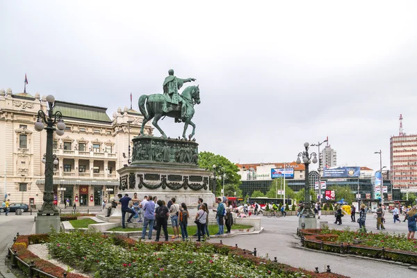 Площа Республіки (ТРГ Republike сербською мовою) з старими будівлями в стилі бароко, статую князя Михаїла і будівлею Національного музею — стокове фото