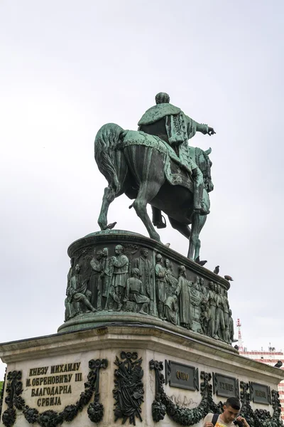 与老巴洛克式风格的建筑、 雕像的迈克尔王子和国家博物馆建设共和国广场 （共和国广场塞尔维亚语） — 图库照片