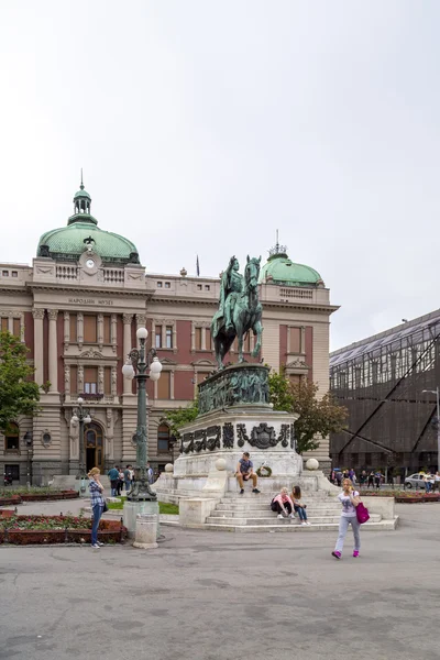 Praça da República (Trg Republike em sérvio) com antigos edifícios em estilo barroco, a estátua do Príncipe Miguel e o edifício do Museu Nacional — Fotografia de Stock