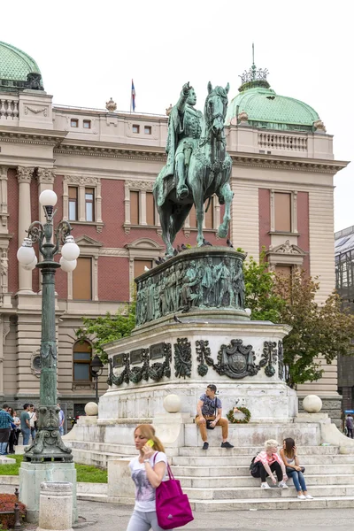 Площа Республіки (ТРГ Republike сербською мовою) з старими будівлями в стилі бароко, статую князя Михаїла і будівлею Національного музею — стокове фото