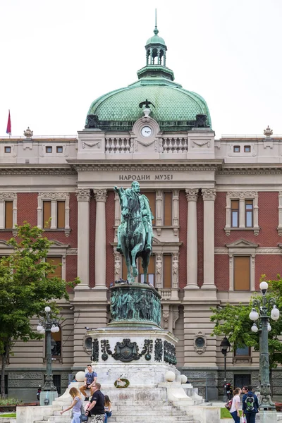 A Köztársaság tér (Trg Republike szerb), a régi barokk stílusú épületek, Prince Michael szobra és a nemzeti Múzeum épülete — Stock Fotó