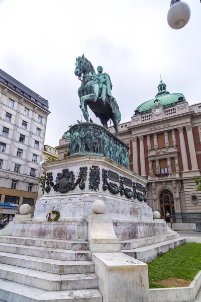 Praça da República (Trg Republike em sérvio) com antigos edifícios em estilo barroco, a estátua do Príncipe Miguel e o edifício do Museu Nacional — Fotografia de Stock