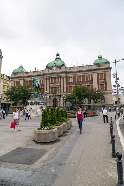 Praça da República (Trg Republike em sérvio) com antigos edifícios em estilo barroco, a estátua do Príncipe Miguel e o edifício do Museu Nacional — Fotografia de Stock