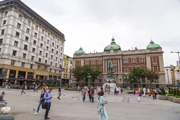 Plaza de la República (Trg Republike en serbio) con antiguos edificios de estilo barroco, la estatua del príncipe Miguel y el edificio del Museo Nacional — Foto de Stock
