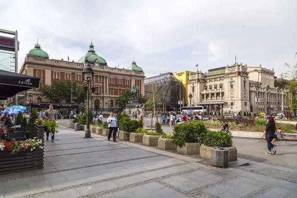 Plaza de la República (Trg Republike en serbio) con antiguos edificios de estilo barroco, la estatua del príncipe Miguel y el edificio del Museo Nacional — Foto de Stock