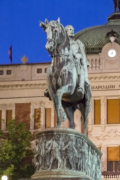 Praça da República (Trg Republike em sérvio) com antigos edifícios em estilo barroco, a estátua do Príncipe Miguel e o edifício do Museu Nacional — Fotografia de Stock