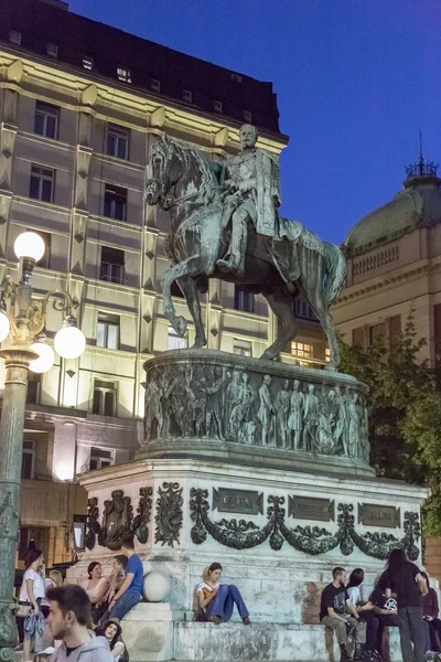 与老巴洛克式风格的建筑、 雕像的迈克尔王子和国家博物馆建设共和国广场 （共和国广场塞尔维亚语） — 图库照片