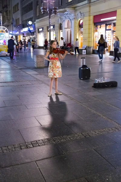 A young female violinist, street musician performing in a square in Belgrade, the Serbian capital — Stock Photo, Image