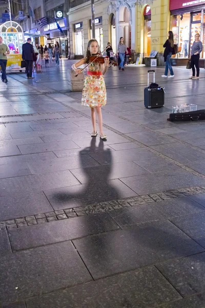 Una giovane violinista di strada che si esibisce in una piazza di Belgrado, la capitale serba — Foto Stock