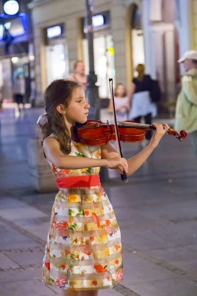 A young female violinist, street musician performing in a square in Belgrade, the Serbian capital — Stock Photo, Image