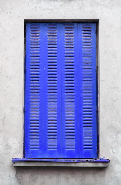 Архітектурна деталь, пофарбований вертикальний віконний затвор — стокове фото