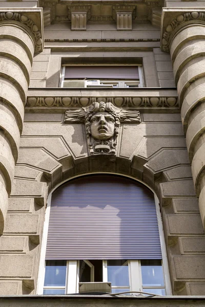 Detalhe arquitetônico clássico em Belgrado, a capital sérvia — Fotografia de Stock