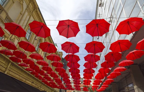 Röda paraplyer som täcker en gata i Belgrad, parasoller används som gatan dekoration — Stockfoto