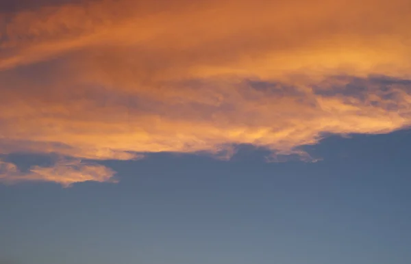 Dramático cielo nocturno con nubes anaranjadas, hora dorada —  Fotos de Stock