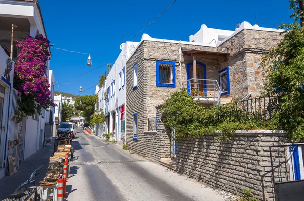 Vista da cidade costeira de Bodrum, arquitetura caiada na popular cidade turca de resort de verão localizada junto ao mar Egeu, Riviera Turca — Fotografia de Stock