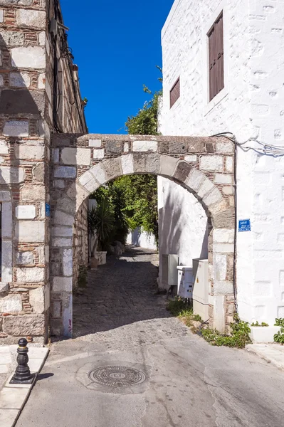 Uitzicht vanaf de kust stad van Bodrum, witgekalkte architectuur in Turkije populair zomer vakantieoord ligt aan de Egeïsche zee, Turkse Rivièra — Stockfoto