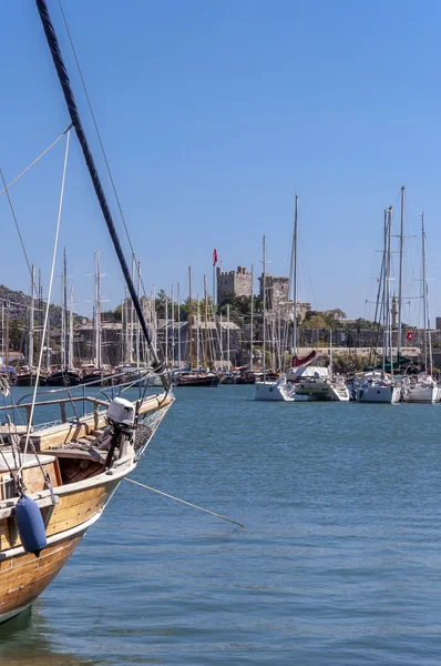 Vista desde la ciudad costera de Bodrum, arquitectura encalada en la popular ciudad turística de verano de Turquía situada junto al mar Egeo, Riviera turca — Foto de Stock