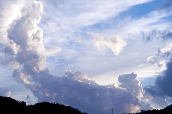 Драматичний хмарний пейзажний фон у вечірньому небі — стокове фото