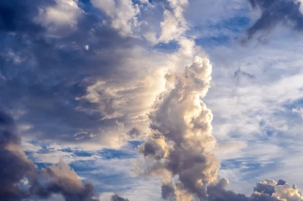Dramatiska mulet molnlandskap bakgrund i kvällshimlen — Stockfoto