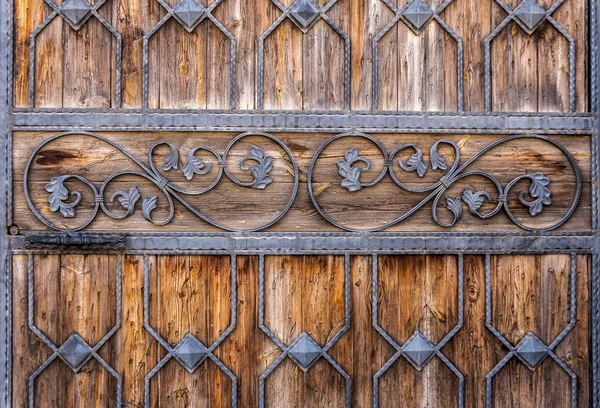 Patrón de motivos de estrellas geométricas islámicas, tallado en la superficie de una vieja puerta de madera . — Foto de Stock