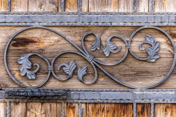 Patrón de motivos de estrellas geométricas islámicas, tallado en la superficie de una vieja puerta de madera . — Foto de Stock