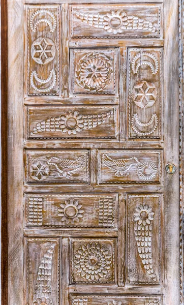 Estrelas geométricas islâmicas padrão motivo, esculpida na superfície de uma velha porta de madeira . — Fotografia de Stock