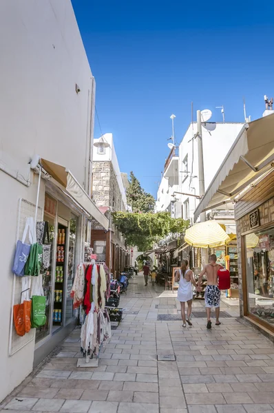 Uitzicht vanaf de kust stad van Bodrum, witgekalkte architectuur in Turkije populair zomer vakantieoord ligt aan de Egeïsche zee, Turkse Rivièra — Stockfoto