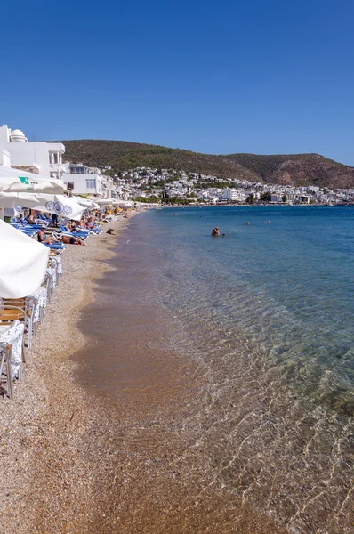 Vista desde la ciudad costera de Bodrum, arquitectura encalada en la popular ciudad turística de verano de Turquía situada junto al mar Egeo, Riviera turca — Foto de Stock