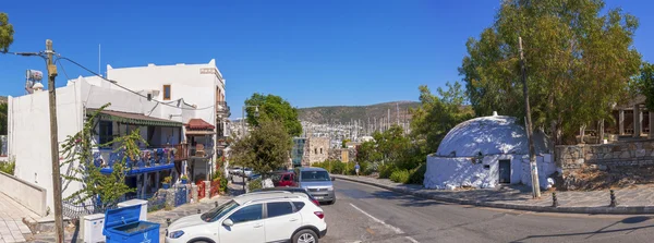 Vista desde la ciudad costera de Bodrum, arquitectura encalada en la popular ciudad turística de verano de Turquía situada junto al mar Egeo, Riviera turca — Foto de Stock