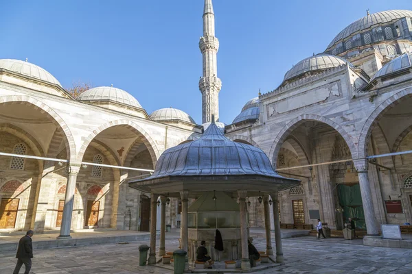 Visa från Suleymaniye moskén byggdes av den legendariska ottomanska sultanen Suleiman den magnifika utsikt över Gyllene Hornet — Stockfoto