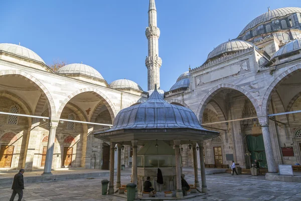 Vue de la mosquée Suleymaniye construite par le légendaire sultan ottoman Suleiman le Magnifique surplombant la Corne d'Or — Photo