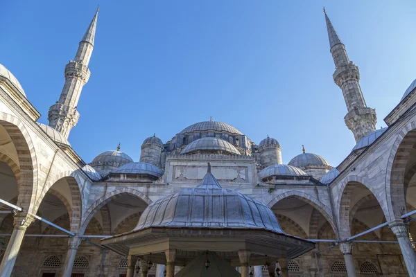 Vista de la Mezquita de Suleymaniye construida por el legendario sultán otomano Suleiman el Magnífico con vistas al Cuerno de Oro — Foto de Stock