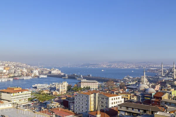 Vista da mesquita Suleymaniye construída pelo lendário sultão otomano Suleiman, o Magnífico, com vista para o Corno Dourado — Fotografia de Stock