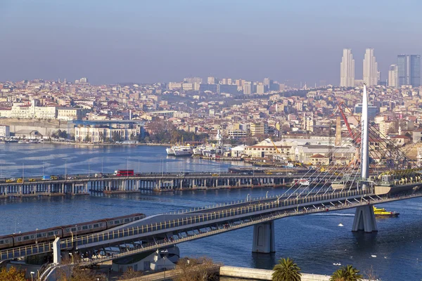 View from Suleymaniye Mosque built by the legendary Ottoman Sultan Suleiman the Magnificent overlooking the Golden Horn — Stock Photo, Image