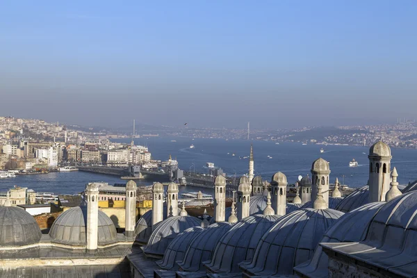 Vista desde la Mezquita de Suleymaniye construida por el legendario sultán otomano Suleiman el Magnífico con vistas al Cuerno de Oro — Foto de Stock