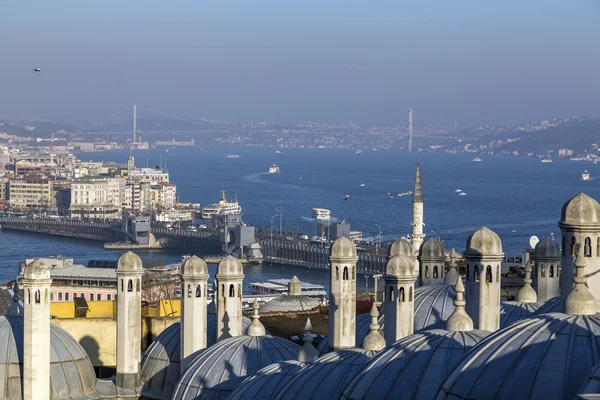 Widok z Meczet Sulejmana zbudowany przez legendarnego tureckiej sułtana Sulejmana wspaniałego, z widokiem na Złoty Róg — Zdjęcie stockowe