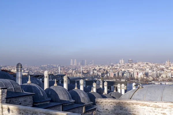 Vista desde la Mezquita de Suleymaniye construida por el legendario sultán otomano Suleiman el Magnífico con vistas al Cuerno de Oro —  Fotos de Stock