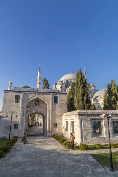 Visa från Suleymaniye moskén byggdes av den legendariska ottomanska sultanen Suleiman den magnifika utsikt över Gyllene Hornet — Stockfoto