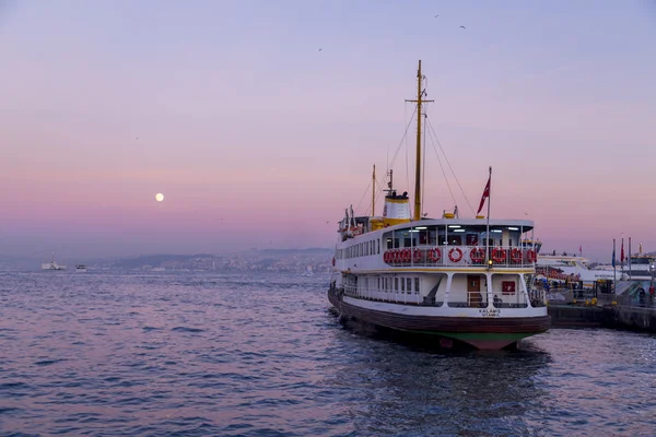 Fioletowy zachód słońca w Bosphorus, Istanbul — Zdjęcie stockowe