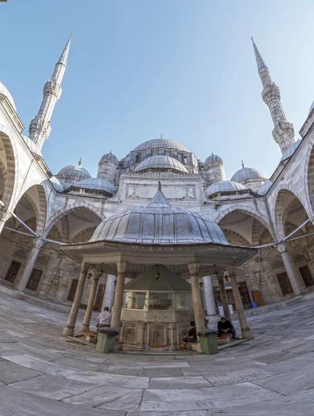 Вид с Сулеймании, построенной легендарным османским султаном Сулейманом Великолепным с видом на Золотой Рог — стоковое фото