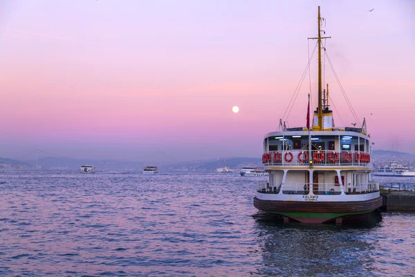 Lila solnedgången i Bosporen, Istanbul — Stockfoto