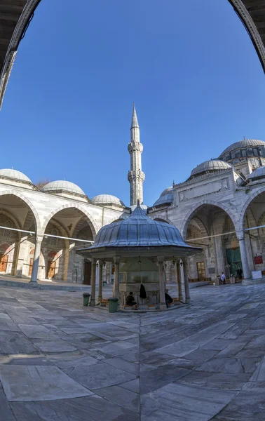 Vista desde la Mezquita de Suleymaniye construida por el legendario sultán otomano Suleiman el Magnífico con vistas al Cuerno de Oro — Foto de Stock