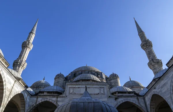 Beskåda av Suleymaniye moskén byggdes av den legendariska ottomanska sultanen Suleiman den magnifika utsikt över Gyllene Hornet — Stockfoto