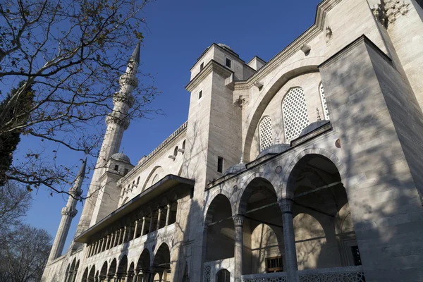 View of Suleymaniye Mosque built by the legendary Ottoman Sultan Suleiman the Magnificent overlooking the Golden Horn — Stock Photo, Image