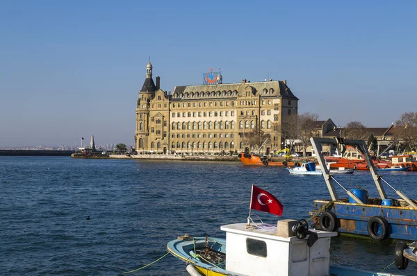 Vista dallo storico edificio della stazione ferroviaria di Haydarpasa e Dockyard sulla costa di Kadikoy, lato asiatico di Istanbul — Foto Stock